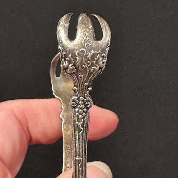 WM Rogers Bros 1847 “VINTAGE”Silverplate 4.5” Forked Tongs Grapes & Vines